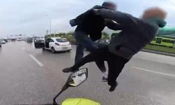 Trafikte yol verme tartışması kavgaya dönüştü: 2 sürücü gözaltında