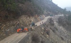 Adana’da otoyola düşen kaya parçası yolu kapattı