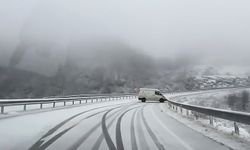 Amasra’da kar yağışı trafiği felç etti