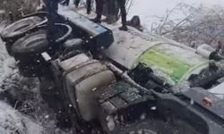 Bitlis’te belediyeye ait vidanjör şarampole yuvarlandı