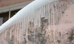 Bitlis’te çatılarda 5 metrelik buz sarkıtları oluştu