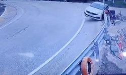 Uludağ’dan şehir merkezine inen otomobil bariyerlere çarptı