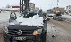 Yüksekova’da üst geçitten düşen kar kamyoneti ezdi