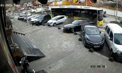 Esenler’de İETT otobüsü İiki otomobile çarptı