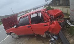 Ödemiş'te kontrolden çıkan araç betona çarptı