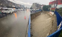 İzmir’de sağanak yağış: Cadde ve sokaklar göle döndü