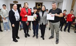 Karnesini getiren Seymenlere kitap hediyesi