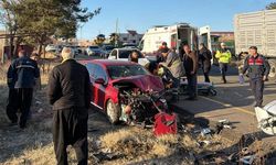 Osmaniye'de kaygan yolda iki otomobil çarpıştı