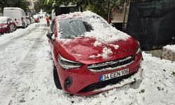 Sultangazi’de çatıda biriken kar otomobilin üzerine düştü