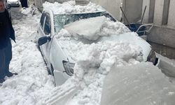 Bitlis’te kar kütleleri park halindeki aracı ezdi