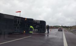 Bursa İstanbul otobanında fırtına tırı devirdi