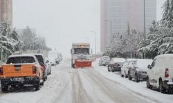 Etimesgut Belediyesi yoğun kar yağışına karşı sahada