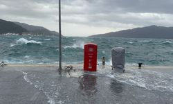 Şiddetli rüzgar Marmaris’te denizi taşırdı, iş yerlerini su bastı