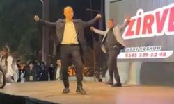 Belediye Başkanı zeybek oynadı, saniyeler sonra saahne yıkıldı