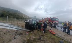 Kontrolden çıkan otomobil bariyere saplandı: 2 kişi hayatını kaybetti