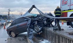 Kocaeli’de korkutan kaza: Bariyerlere çarpan otomobilde sürücü yaralandı