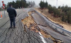 Şiddetli yağış yolda çukura sebep oldu