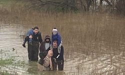 Taşkında mahsur kalan aileyi ekipler kurtardı