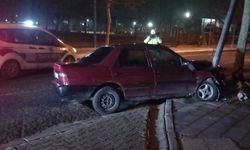 Demir direğe saplandı, hurdaya dönen aracın sürücüsü kayıplara karıştı