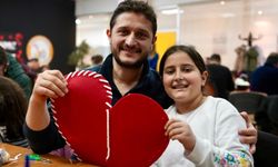 Babalar kızlarıyla 14 Şubat’a özel kalp yastık hazırladı