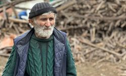 Evinden kamyonlar dolusu çöp çıkarılan 76 yaşındaki adam çatıdan düşerek öldü