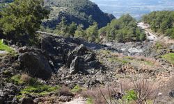 Seydikemer’de heyelan yolu kapattı
