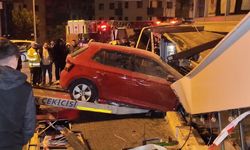 Üsküdar’da virajı alamayan otomobil iş yerine girdi