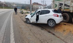 Direksiyon hakimiyetini kaybeden otomobil park halindeki tıra çarptı