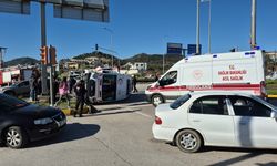 Bodrum'da ambulans, manevra sırasında devrildi; 4 kişi yaralandı