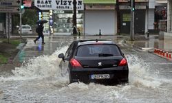 Antalya'da sağanak yağış sebebiyle 7 ilçede eğitime ara verildi