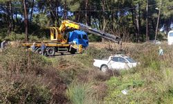 Manavgat'ta kontrolden çıkan kamyonet dereye düştü