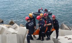 Antalya'da bir vatandaş balık tutarken kayalıklara sıkıştı