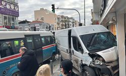 Buca’da freni patlayan minibüs tehlike saçtı