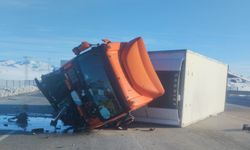 Karlıova’da gıda yüklü tır devrildi