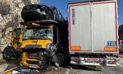 Burdur Bucak'ta iki tır kafa kafaya çarpıştı