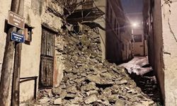 Denizli’de şiddetli yağış istinat duvarını yıktı