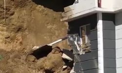 Denizli’de inşaat alanından kopan kaya binaya düştü