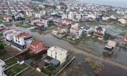 İzmir Dikili’de sağanak sonrası sokaklar su altında kaldı