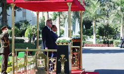 Erdoğan ve heyeti Mısır'da resmi törenle karşılandı