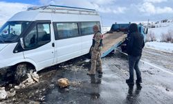 Elazığ'da yoğun kar yağışı minibüsü yoldan çıkardı
