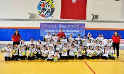 Fabrika Voleybol ile 290 çocuk filede