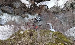 Bitlis’te feci kaza: Otomobil uçuruma yuvarlandı