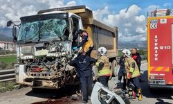 Hatay’da tır ile hafriyat kamyonu çarpıştı