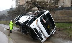 Isparta’da trafik kazası: Askeri nakil aracı yol kenarına devrildi