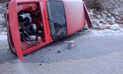 Kayseri'de seyir halindeki otomobil rüzgar nedeniyle devrildi