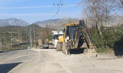 Manavgat'ta sürücülere kabus olan kaya yoldan kaldırıldı