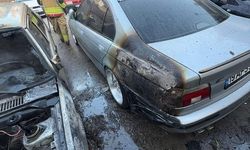 Salihli’de park halindeki 2 otomobil yandı