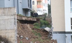 Sakarya Serdivan'da site duvarı yıkıldı, 32 kişi tahliye edildi