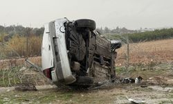 Tarsus’ta yağmur kazaya neden oldu: Araç şarampole devrildi