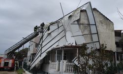 Tekirdağ Şarköy’de fırtına çatıları uçurdu